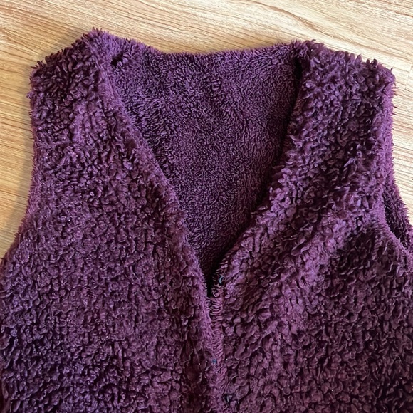 4/$25 SALE The Paper Store Designer Maroon Trendy Teddy Sherpa Vest - Picture 3 of 3